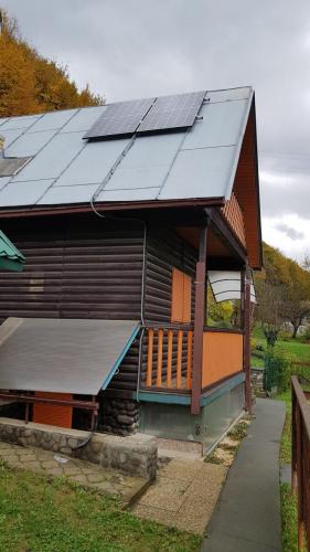 Solárna elektráreň OFF-Grid na záhradnej chatke v Snine